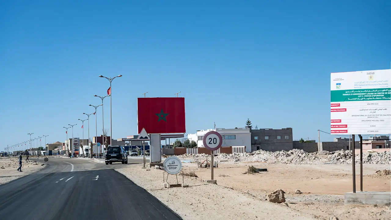 Carretera hacia el paso fronterizo de Guerguerat, conexión entre Marruecos y Mauritania - ATALAYAR/ GUILLERMO LÓPEZ