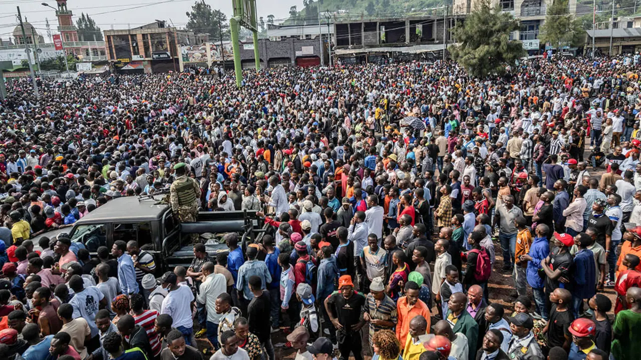Civiles asisten a una reunión organizada por el M23 en el Stade de L'Unite, después de que los rebeldes del M23 tomaran la ciudad de Goma, en Goma, República Democrática del Congo, el 6 de febrero de 2025 - PHOTO/ REUTERS