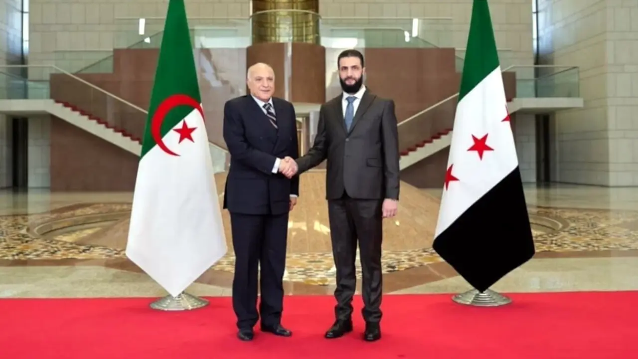 El presidente de Siria, Ahmed Al-Sharaa, con el ministro de Asuntos Exteriores de Argelia, Ahmed Attaf
