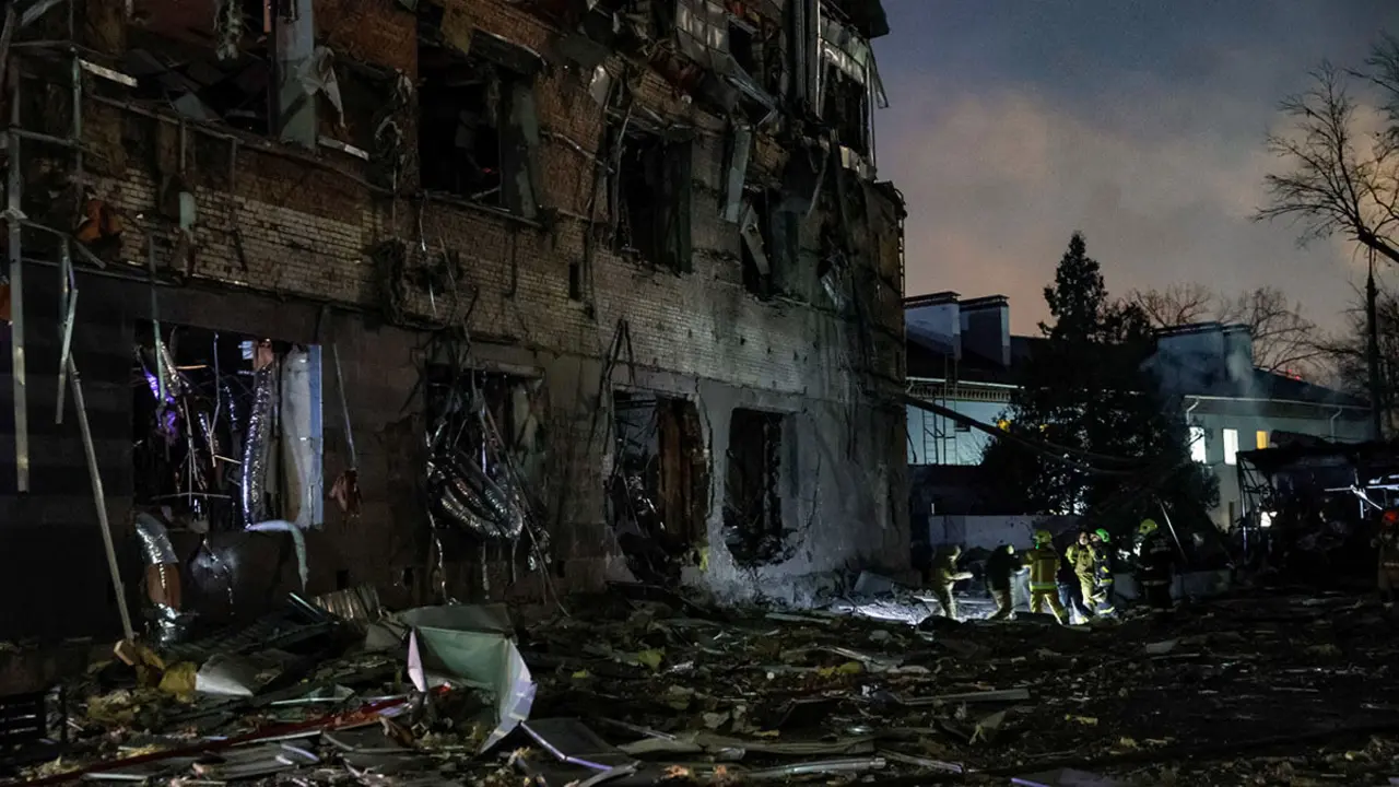 Bomberos trabajan en el lugar de un ataque con misiles rusos, en medio del ataque de Rusia a Ucrania, en Kiev, Ucrania, el 12 de febrero de 2025 - REUTERS/ GLEB GARANICH