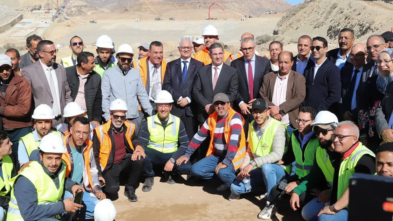 Nizar Baraka, ministro de Equipamiento y Agua de Marruecos, junto al Wali de la región de&nbsp;Souss-Massa, Saaid Amzazi, y operarios de las obras de la presa de Tamri en Agadir, Marruecos - PHOTO/MINISTERIO DE EQUIPAMIENTO Y AGUA DE MARRUECOS