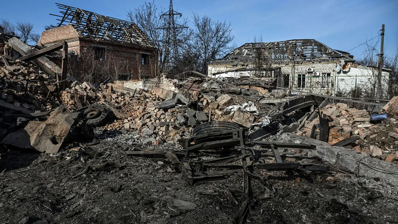 Una vista de los edificios residenciales destruidos por los ataques militares rusos en la ciudad de Orikhiv, en la línea del frente, en medio del ataque de Rusia a Ucrania, en la región de Zaporizhia, Ucrania, el 12 de febrero de 2025 - PHOTO/REUTERS