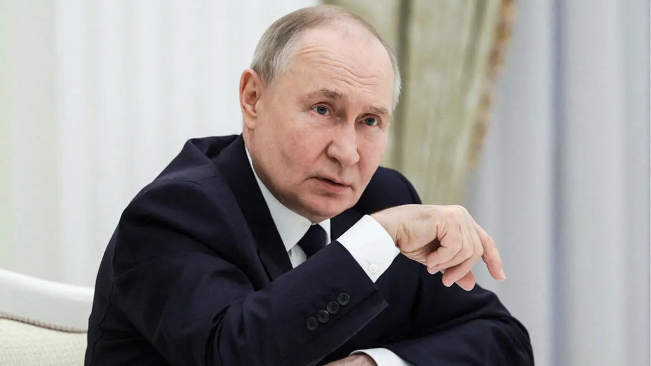 El presidente ruso, Vladimir Putin, asiste a una reunión con los ganadores del Premio Presidencial de Ciencia e Innovación 2024 para Jóvenes Científicos en el Kremlin en Moscú, Rusia, el 6 de febrero de 2025 - SPUTNIK/GAVRILL GRIGOROV vía REUTERS