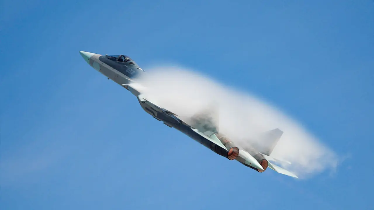 <p>El avión de combate Sukhoi Su-57 se presenta durante el foro técnico-militar internacional Army-2020 en la base aérea de Kubinka en la región de Moscú - REUTERS/ MAXIM SHEMETOV</p>
