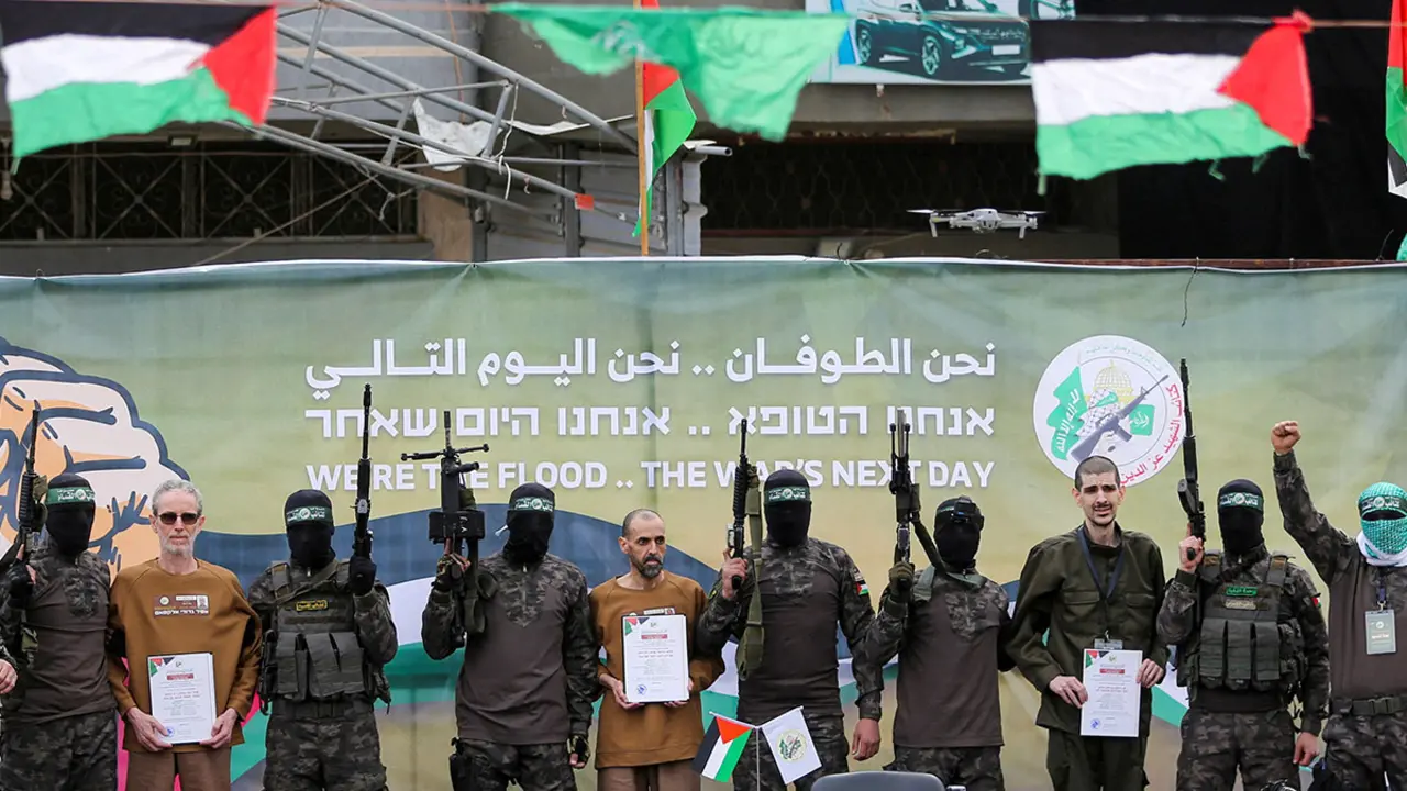 Or Levy, Eli Sharabi y Ohad Ben Ami, rehenes retenidos en Gaza desde el mortal ataque del 7 de octubre de 2023, son liberados por militantes de Hamás como parte de un alto el fuego y un acuerdo de intercambio de rehenes por prisioneros entre Hamas e Israel en Deir Al-Balah en el centro de la Franja de Gaza, el 8 de febrero de 2025 - REUTERS/HATEM KHALED