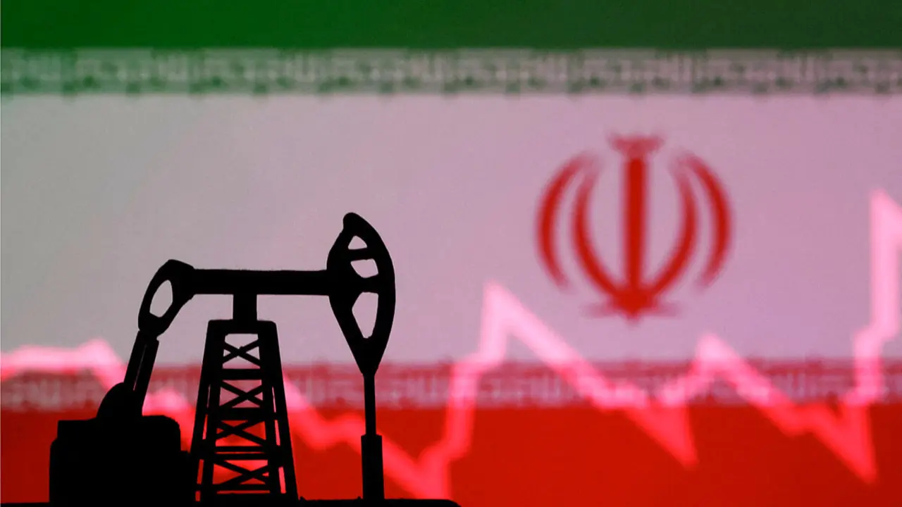 Bandera iraní con un gráfico de la Bolsa y un modelo en miniatura de un gato de bomba de petróleo - REUTERS/DADO RUVIC