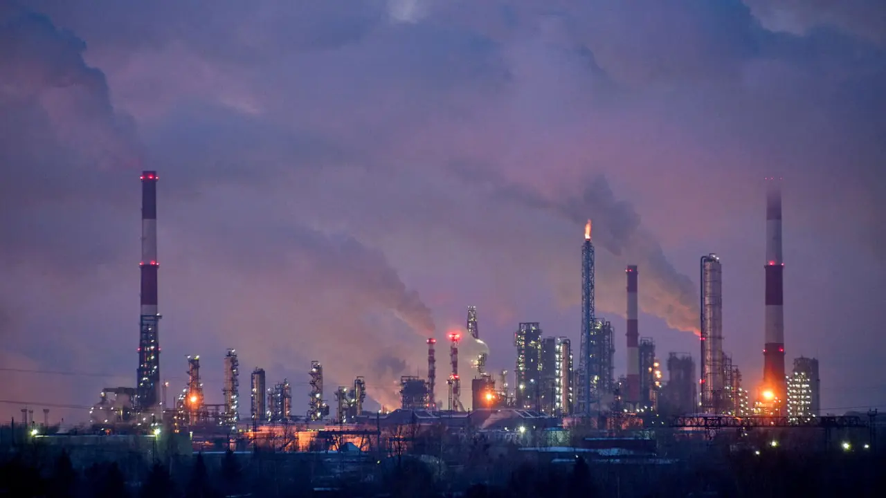 <p>Refinería de petróleo en la ciudad siberiana de Omsk - REUTERS/ALEXEY MALGAVKO&nbsp;</p>

