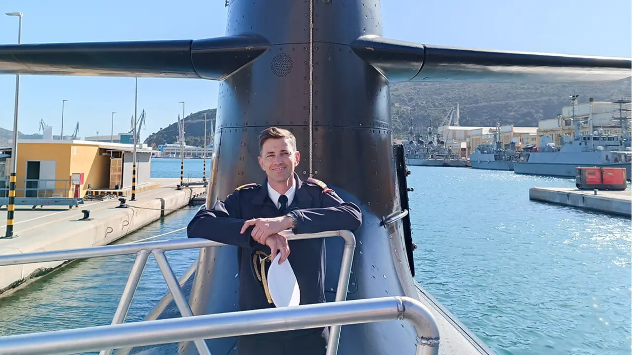 El capitán de corbeta Manuel Corral sobre la cubierta de S-81, el submarino y dotación que en las próximas semanas va a entrar en un proceso encaminado a dotarle de plena disponibilidad para el combate -&nbsp;PHOTO/JPons
