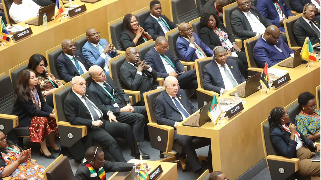 Abdelmadjid Tebboune, presidente de Argelia, y Ahmed Fattah, ministro de Asuntos Exteriores de Argelia y la delegación durante la 38 cumbre del Consejo Africano de Paz y Seguridad de la región MENA - PHOTO/ MINISTERIO DE COMUNICACIÓN DE ARGELIA