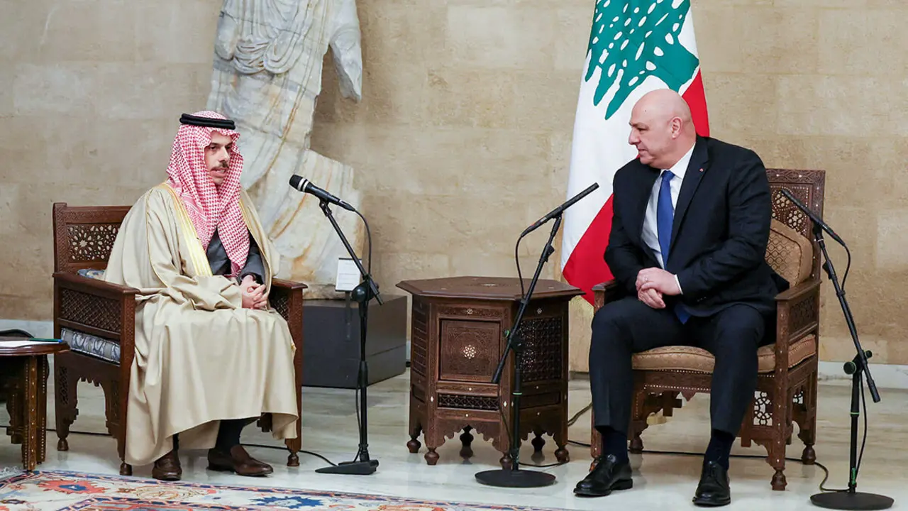 El ministro de Asuntos Exteriores de Arabia Saudí, el príncipe Faisal bin Farhan Al Saud, se reúne con el presidente libanés Joseph Aoun en el palacio presidencial, en Baabda, Líbano, el 23 de enero de 2025 - REUTERS/ MOHAMED AZAKIR