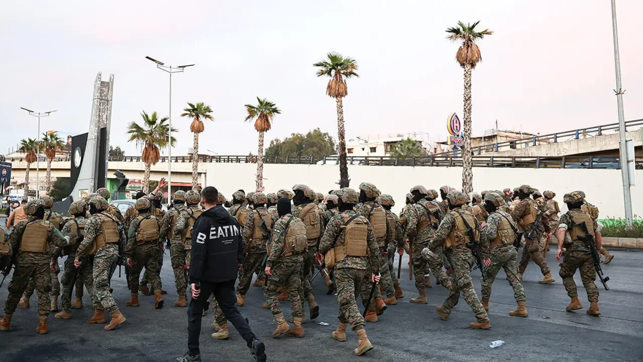 Miembros del Ejército libanés caminan mientras partidarios de Hezbolá asisten a una protesta organizada por ellos contra lo que dijeron que era una violación de la soberanía nacional, cerca del aeropuerto internacional de Beirut, Líbano, el 15 de febrero de 2025 - REUTERS/EMILIE MADI