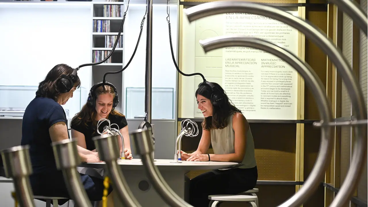 Uno de los ámbitos de la exposición permite distorsionar la voz de los visitantes - Fundación "la Caixa"