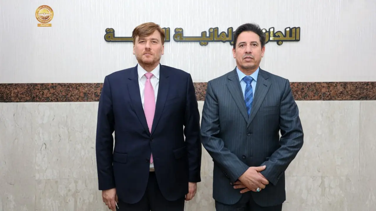 El jefe del Comité de Asuntos Exteriores de la Cámara de Representantes de Libia, Youssef Al-Aqouri, junto al embajador del Reino de España en Libia, Javier Soria