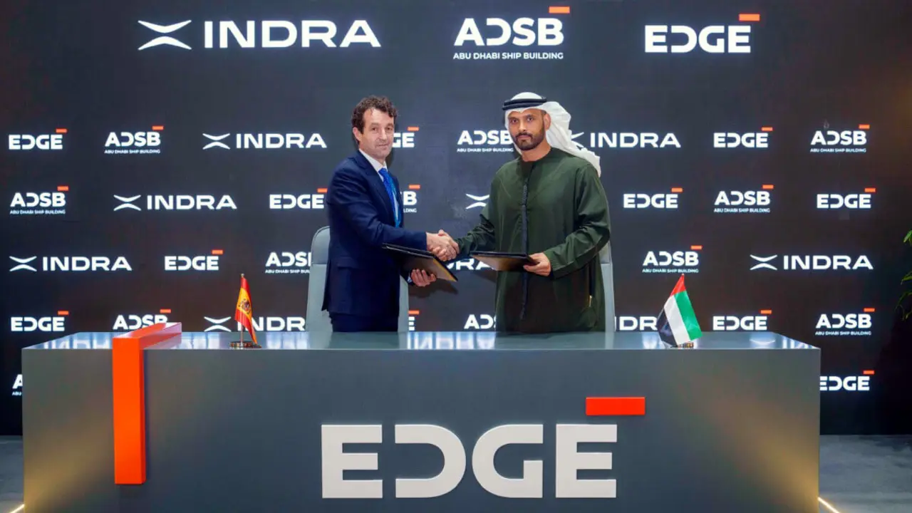Ángel Escribano, presidente ejecutivo de Indra, y Khaled Al Zaabi, presidente de Plataformas y Sistemas de EDGE - PHOTO/INDRA