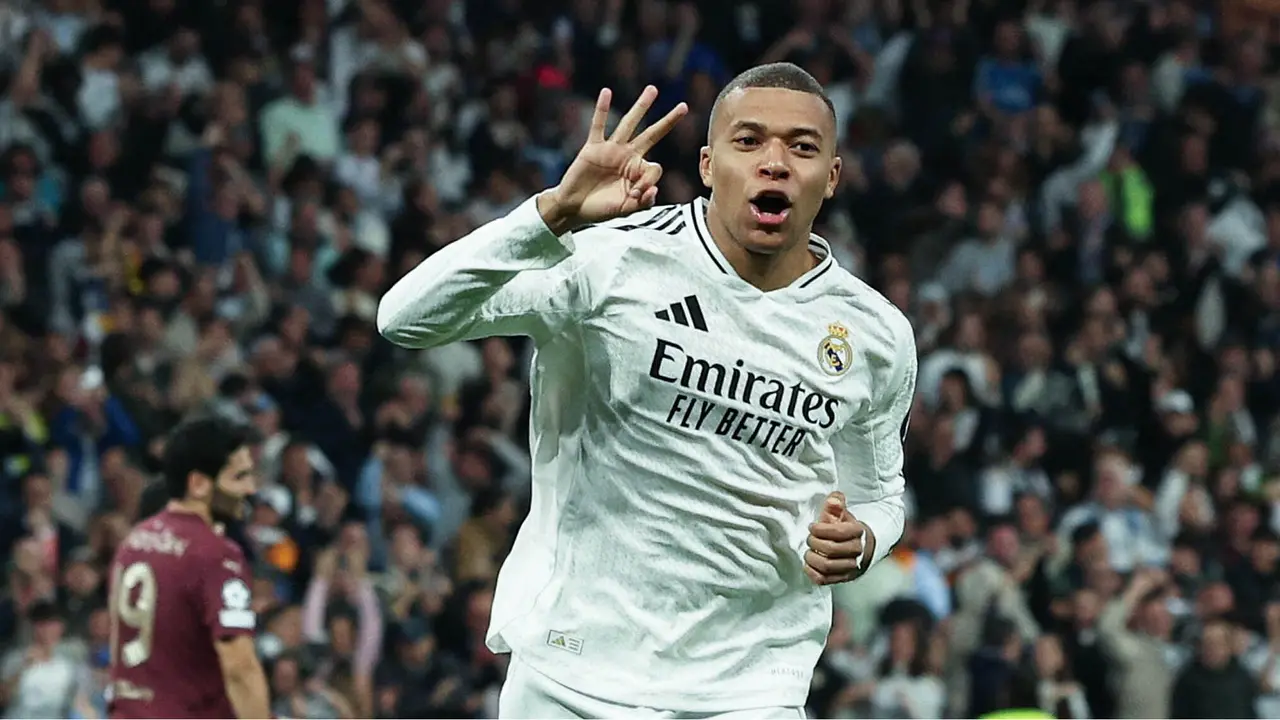 Kylian Mbappé del Real Madrid celebra su tercer gol para completar su hat-trick - REUTERS/ VIOLETA SANTOS MOURA