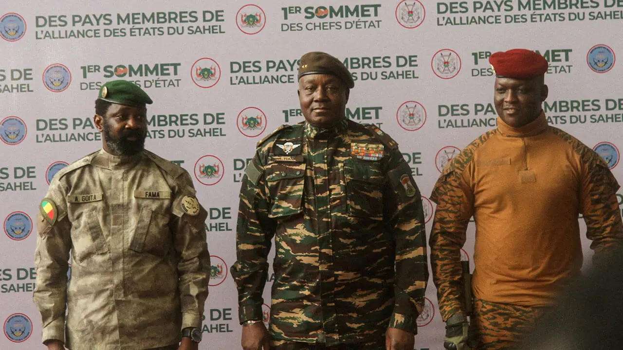 Los jefes de estado de Malis Assimi Goita, el general nigerino Abdourahamane Tiani y el capitán de Burkina Faso Ibrahim Traore posan para fotografías durante la primera cumbre ordinaria de jefes de estado y de gobierno de la Alianza de Estados del Sahel (AES) en Niamey, Níger - REUTERS/ MAHAMADOU HAMIDOU