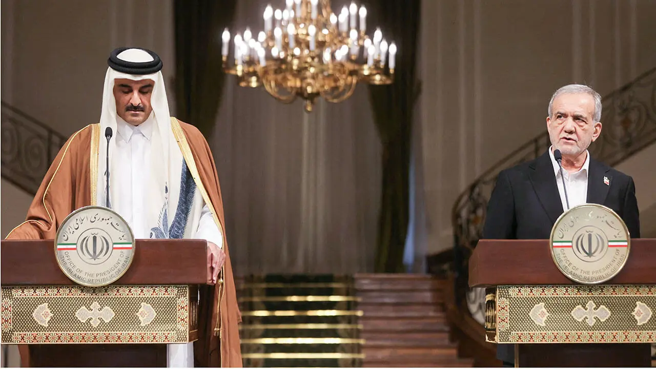 <p>El presidente iraní Masoud Pezeshkian y el emir de Qatar Sheikh Tamim bin Hamad Al Thani asisten a una rueda de prensa, en Teherán, Irán. 19 de febrero de 2025. Majid Asgaripour/WANA (Agencia de Noticias de Asia Occidental - PHOTO/ Oficina del Líder Supremo iraní/WANA (Agencia de Noticias de Asia Occidental) &nbsp;via REUTERS</p>
