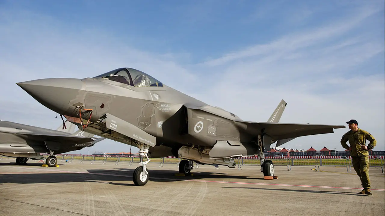 El avión de combate Lockheed Martin F-35 de la Fuerza Aérea Australiana se exhibe durante el Salón Aeronáutico Internacional de Bali en el Aeropuerto Internacional Ngurah Rai en Kuta, Bali, Indonesia, el 18 de septiembre de 2024 - REUTERS/ JOHANNES P.CHRISTO
