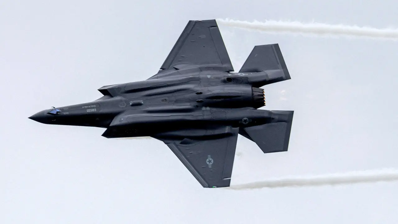 <p>Un avión de combate Lockheed Martin F-35 se presenta durante la Exposición Aeroespacial Internacional ILA en el día de apertura en el Aeropuerto de Schoenefeld en Berlín, Alemania, el 5 de junio de 2024 - REUTERS/ AXEL SCHMIDT</p>
