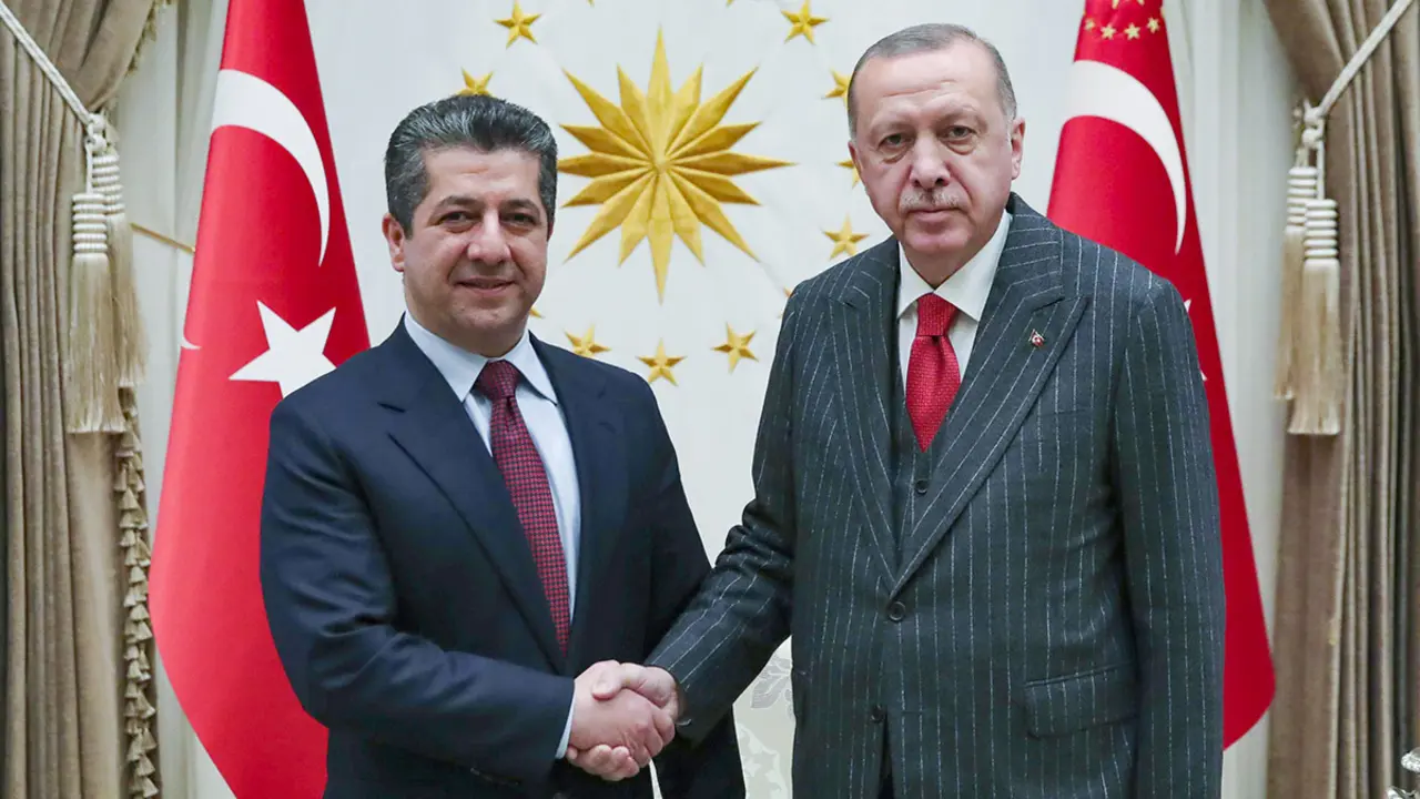<p>El presidente de Turquía, Recep Tayyip Erdogan (derecha), estrecha la mano de Masrour Barzani (izquierda), primer ministro del Gobierno regional kurdo iraquí - PHOTO/Presidential Press Service via AP&nbsp;</p>
