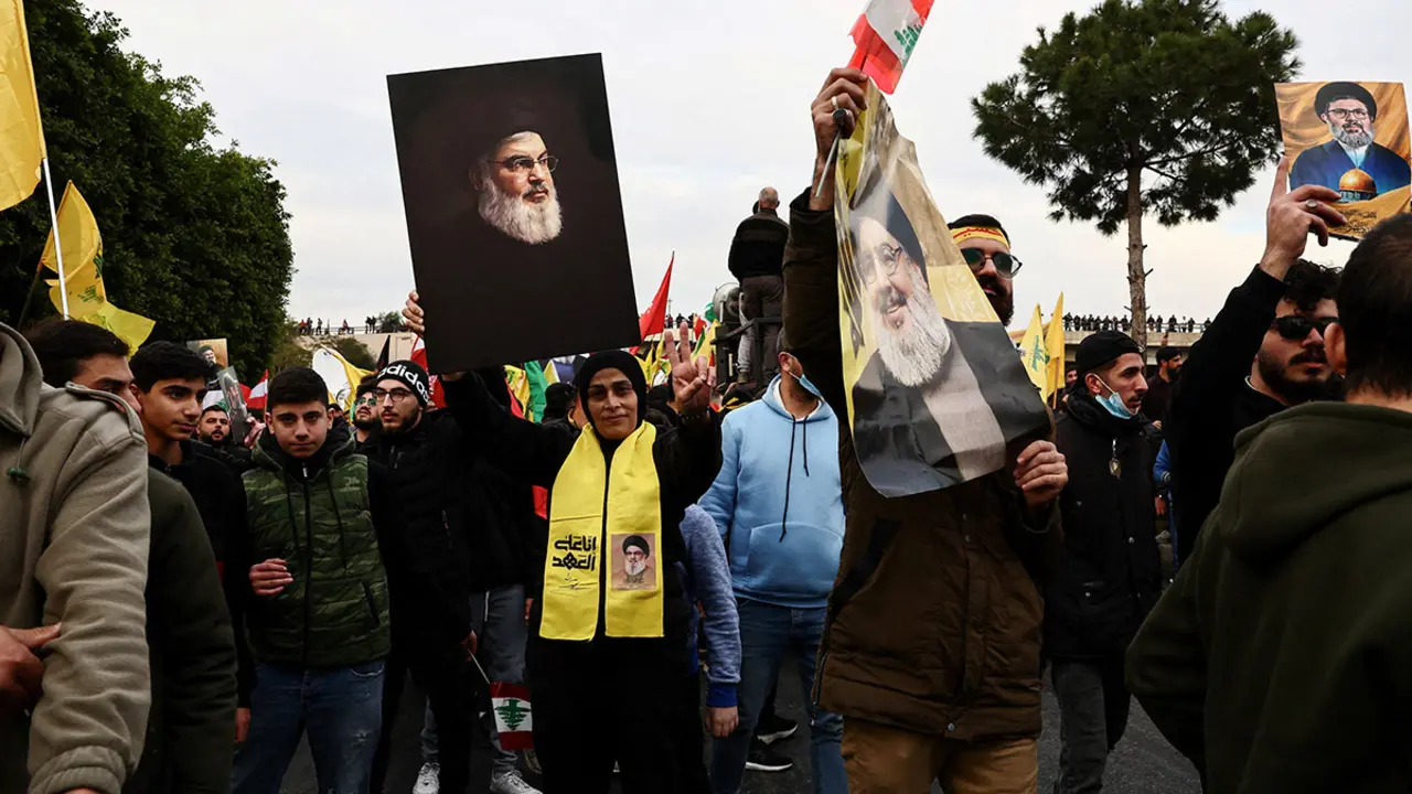Partidarios de Hezbolá llevan imágenes del difunto líder de Hezbolá Sayyed Hassan Nasrallah, en una protesta organizada por ellos contra lo que dijeron que era una violación de la soberanía nacional, cerca del aeropuerto internacional de Beirut, Líbano - REUTERS/EMILIE MADI