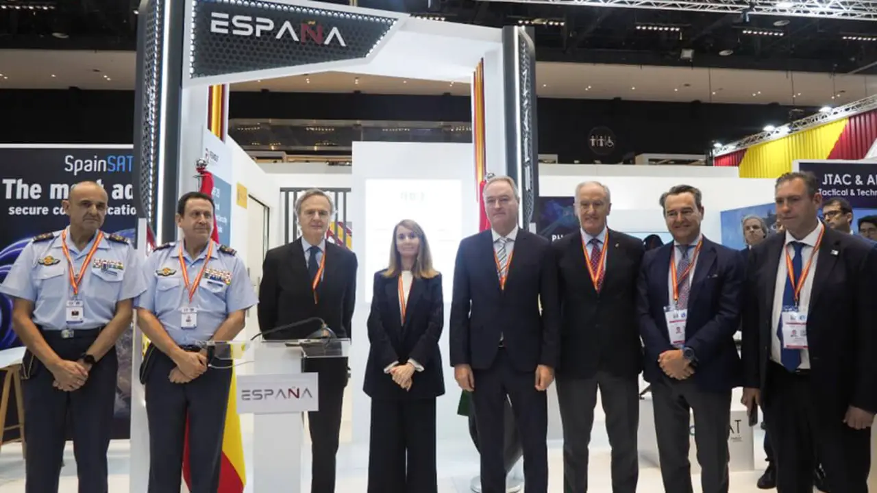 El presidente de la Comisión de Defensa del Congreso, Alberto Fabra, quinto por la izquierda, y los portavoces del PSOE, PP y Vox han visto en IDEX con sus propios ojos la inmensa oferta de sistemas de armas y equipamientos militares -&nbsp;PHOTO/TEDAE&nbsp;