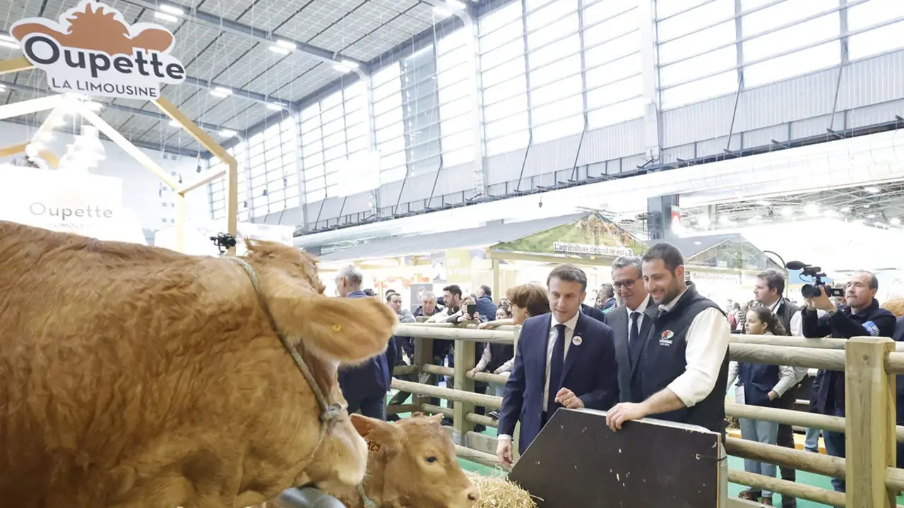 Emmanuel Macron y Aziz Akhannouch en el salón SIA - PHOTO/SIA