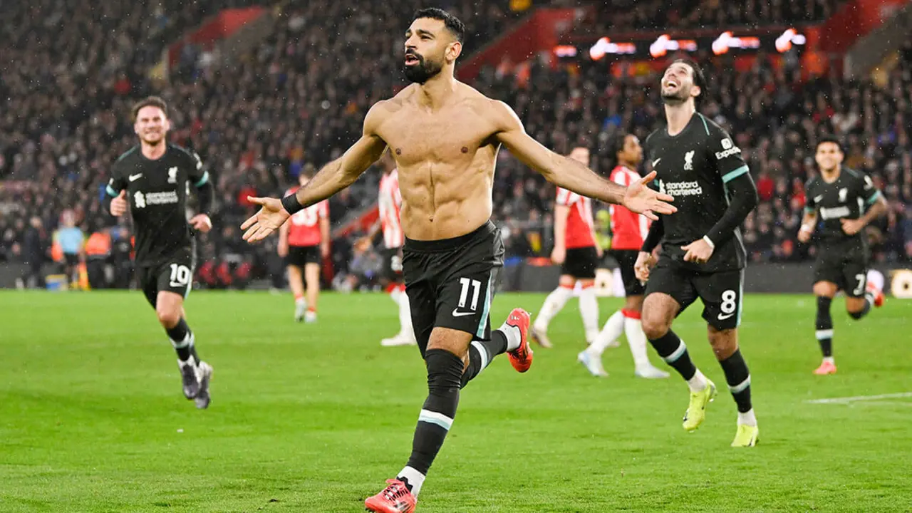Mohamed Salah del Liverpool celebra su tercer gol en el partido de la Premier League entre el Southampton y el Liverpool - REUTERS/TONY O BRIEN