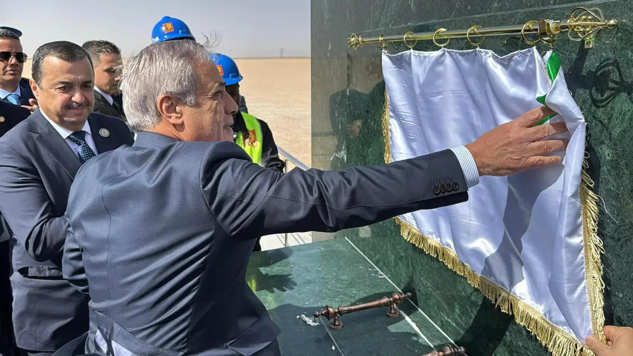 El primer ministro argelino, Nadir Larbaoui, coloca la primera piedra para la construcción de una nueva refinería de petróleo en Hassi Messaoud - PHOTO/ @pm_gov_dz
