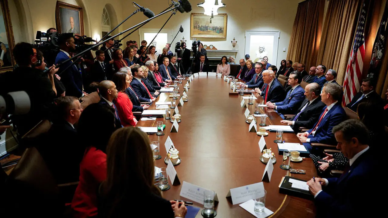<p>El presidente de Estados Unidos, Donald Trump, organiza su primera reunión de gabinete con la asistencia de Elon Musk, Washington, DC, EE. UU., 26 de febrero de 2025 - REUTERS/BRIAN SNYDER&nbsp;</p>
