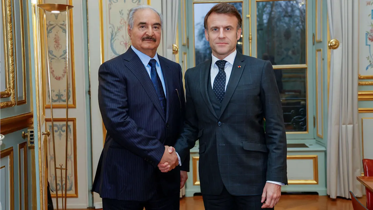 El comandante en jefe de las Fuerzas Armadas, mariscal de campo Jalifa Abu al-Qassem Haftar, se reunió con el presidente francés Emmanuel Macron durante su visita oficial a la República de Francia&nbsp;<br />
PHOTO/ REDES SOCIALES