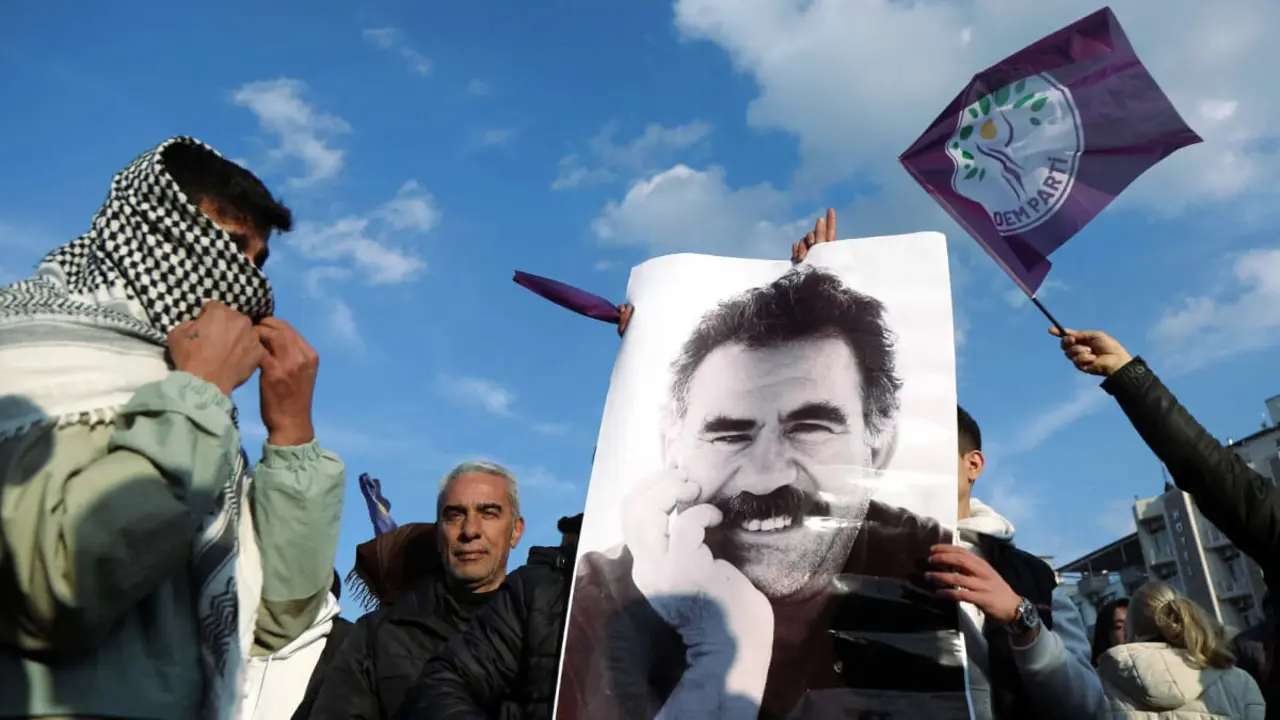 Un manifestante sostiene una foto del líder militante kurdo encarcelado Abdullah Ocalan durante una manifestación en Diyarbakir, Turquía, 27 de febrero de 2025 - REUTERS/SERTAC KAY
