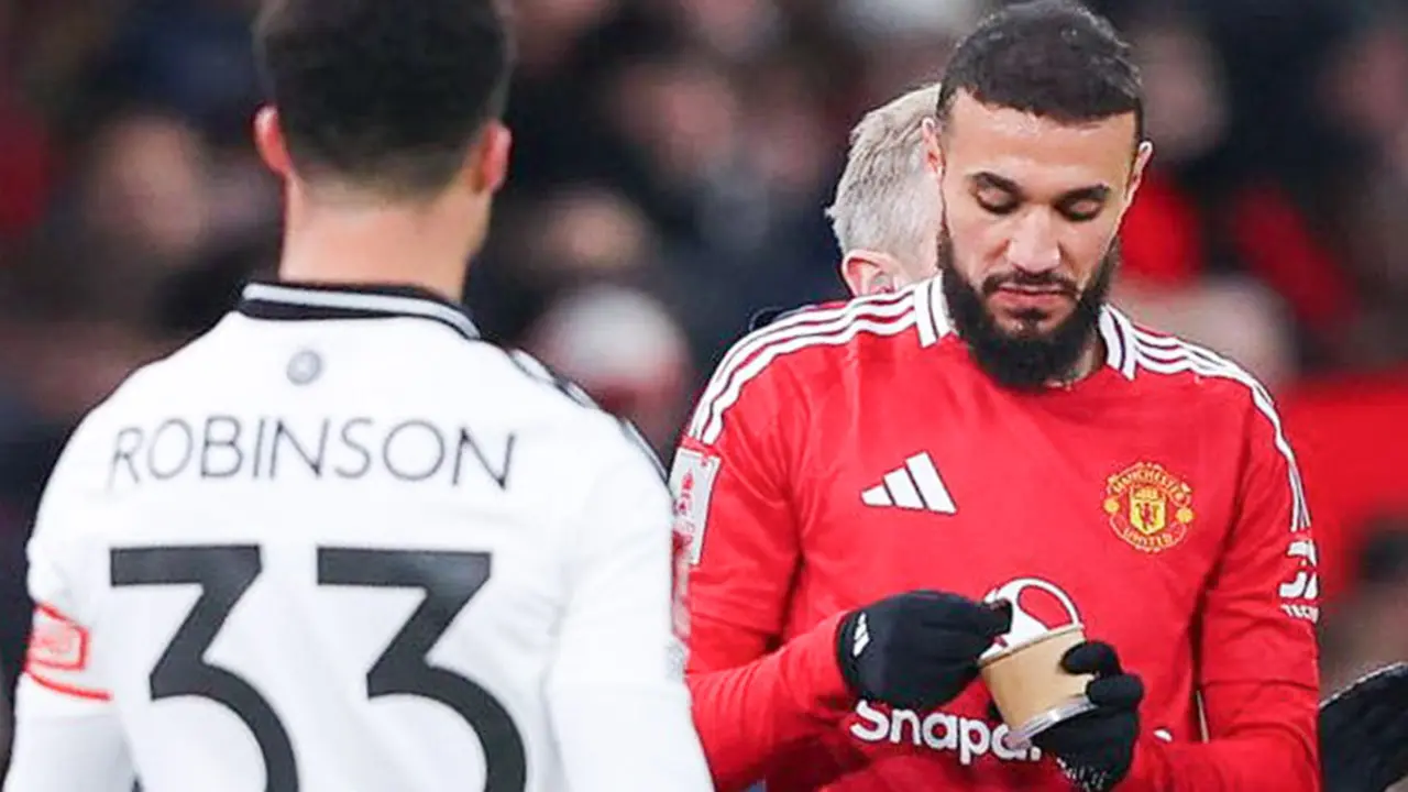 Noussair Mazraoui, defensa marroquí del Manchester United, en el encuentro de FA Cup contra el Fulham durante el parón de 90 segundos en el que se les permite romper el ayuno del Ramadán - PHOTO/ REDES SOCIALES