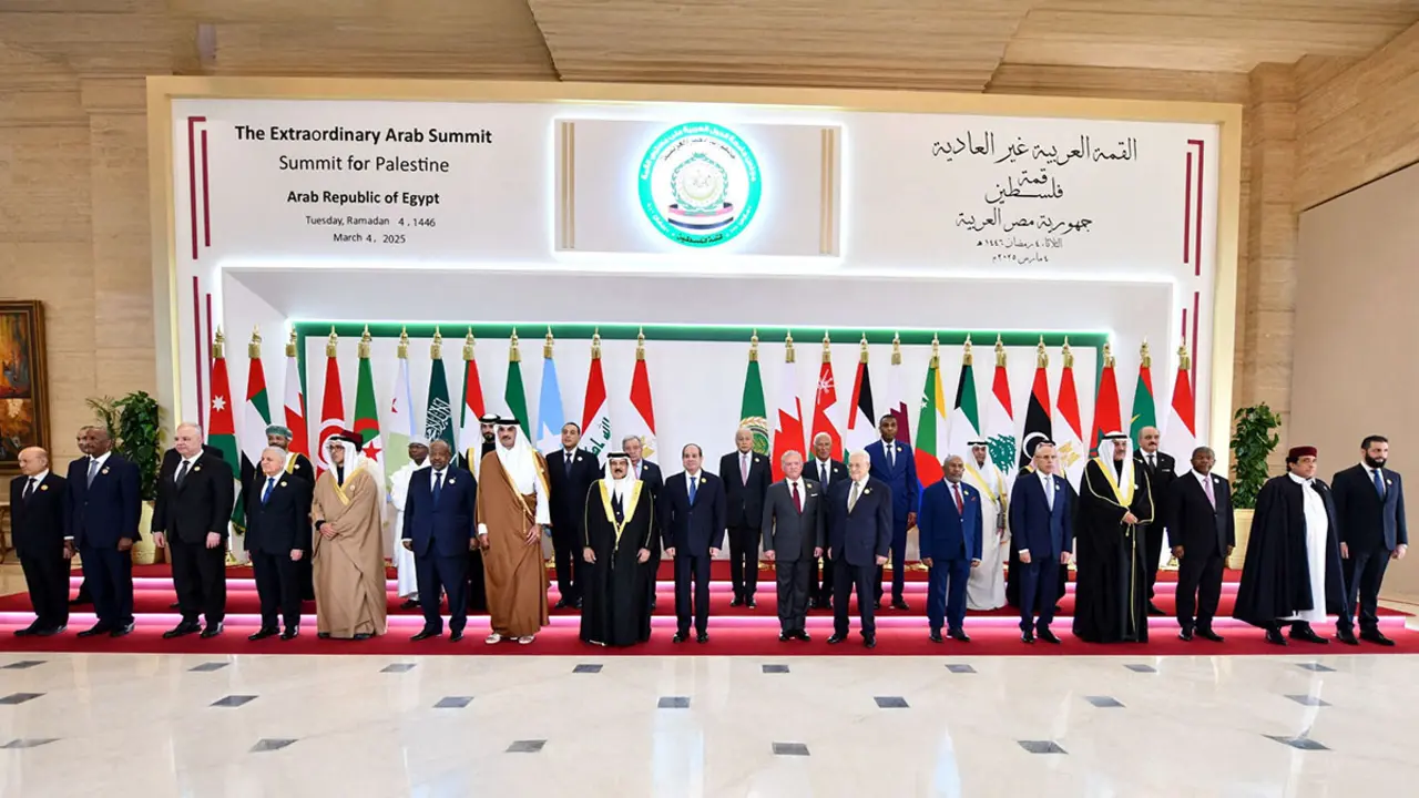 Fotografía de familia de la cumbre árabe de emergencia para debatir los acontecimientos palestinos, en la Nueva Capital Administrativa de Egipto en El Cairo, el 4 de marzo de 2025 - PHOTO/ Presidencia egipcia/ vía REUTERS