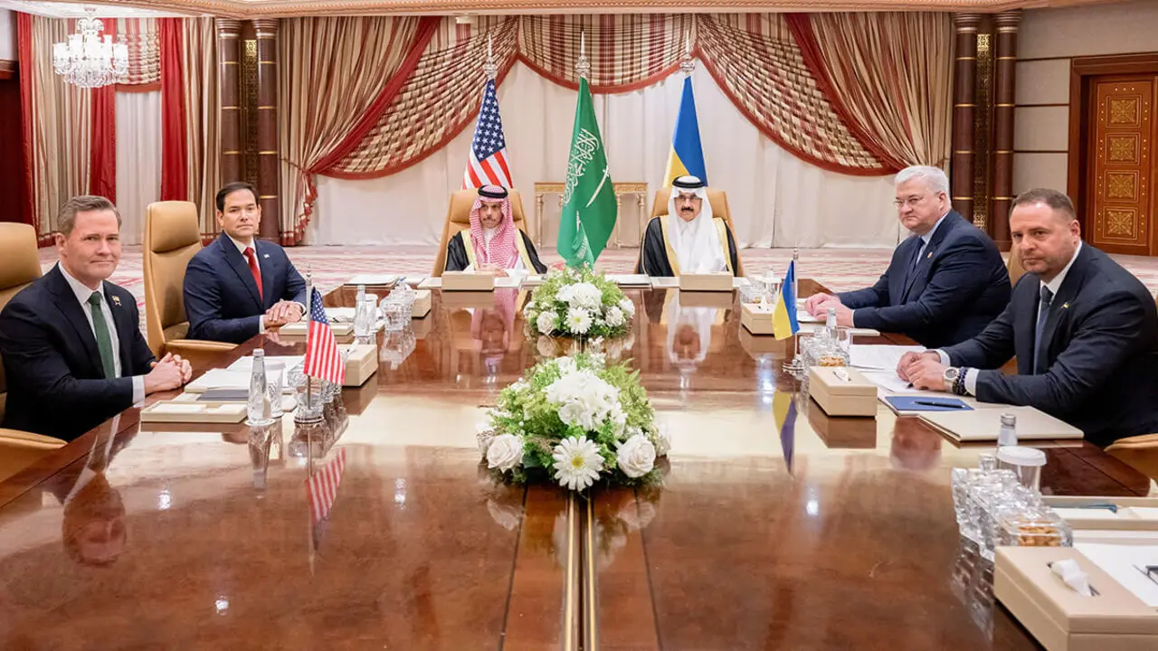 El secretario de Estado de Estados Unidos, Marco Rubio, el asesor de seguridad nacional de Estados Unidos, Mike Waltz, el ministro de Asuntos Exteriores de Ucrania, Andrii Sybiha, y el jefe de la Oficina Presidencial de Ucrania, Andriy Yermak, se reúnen con del ministro de Asuntos Exteriores de Arabia Saudí, Faisal bin Farhan, y el asesor de seguridad nacional, Mosaad bin Mohammad Al-Aiban - PHOTO/ SAUL LOEB via. REUTERS