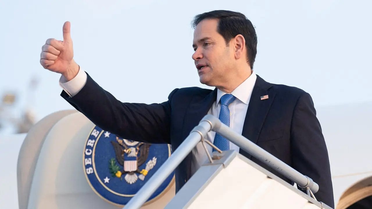 El secretario de Estado estadounidense, Marco Rubio, aborda un avión militar antes de despegar del Aeropuerto Internacional Rey Abdul Aziz en Yedda, Arabia Saudita, el 12 de marzo de 2025 - PHOTO/ SAUL LOEB via REUTERS