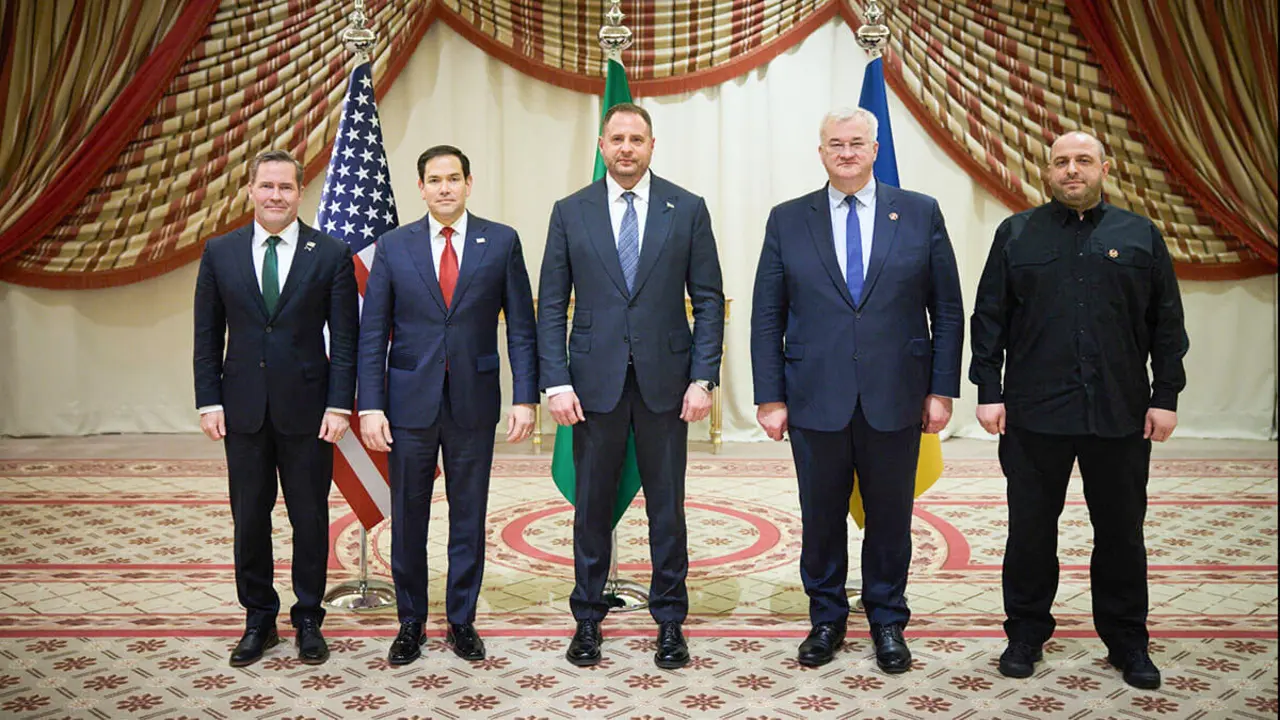 El secretario de Estado estadounidense, Marco Rubio; el asesor de seguridad nacional estadounidense, Mike Waltz; el ministro de Asuntos Exteriores ucraniano, Andrii Sybiha; el jefe de la Oficina Presidencial ucraniana, Andriy Yermak; y el ministro de Defensa ucraniano, Rustem Umerov,&nbsp; tras su reunión en Yeda - PHOTO/ Servicio de Prensa Presidencial de Ucrania vía REUTERS