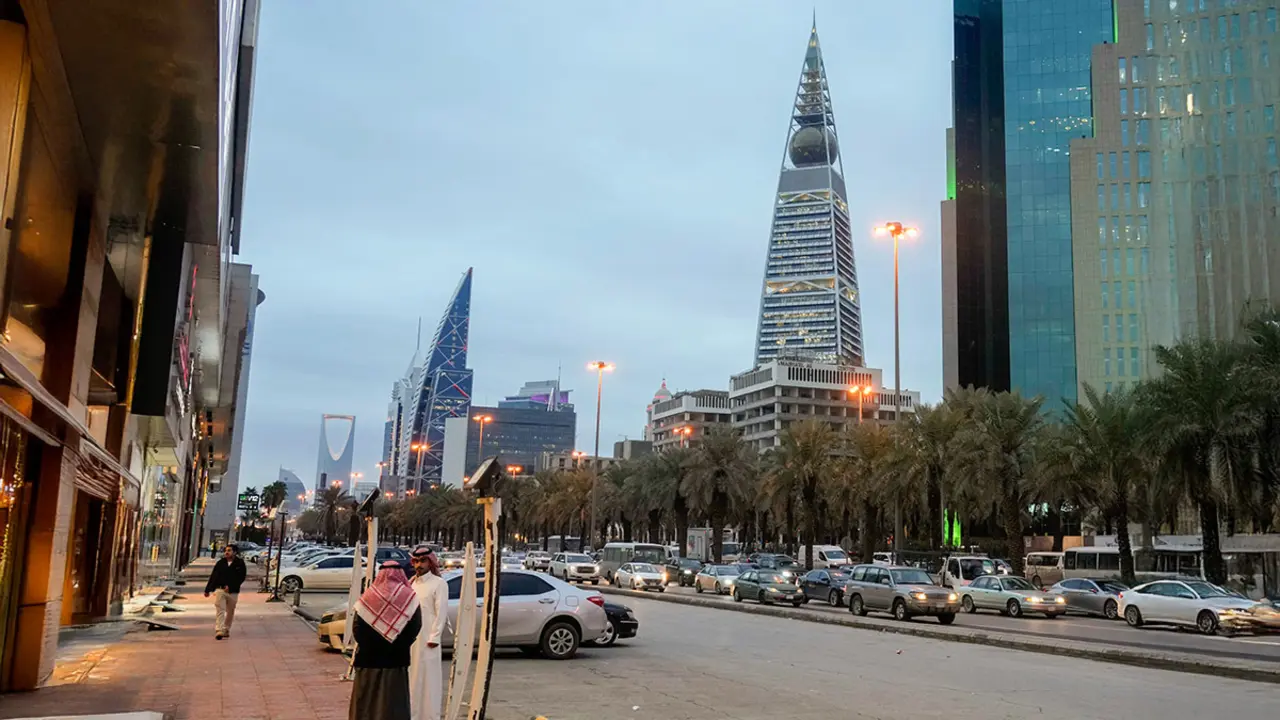Avenida King Fahd, frente a la Torre Faisaliah, uno de los monumentos de Riad - AP/AMR NABIL