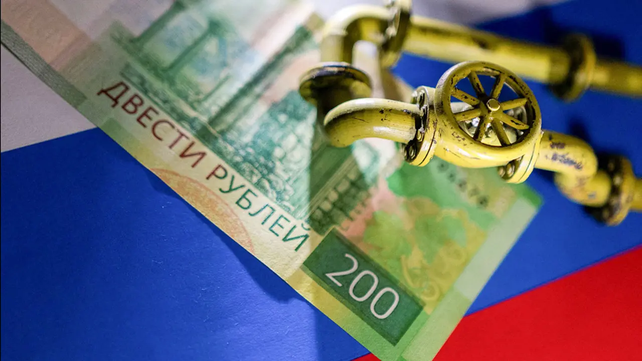 Una maqueta del gasoducto natural junto a un billete de rublo ruso y su bandera  - REUTERS/ DADO RUVIC