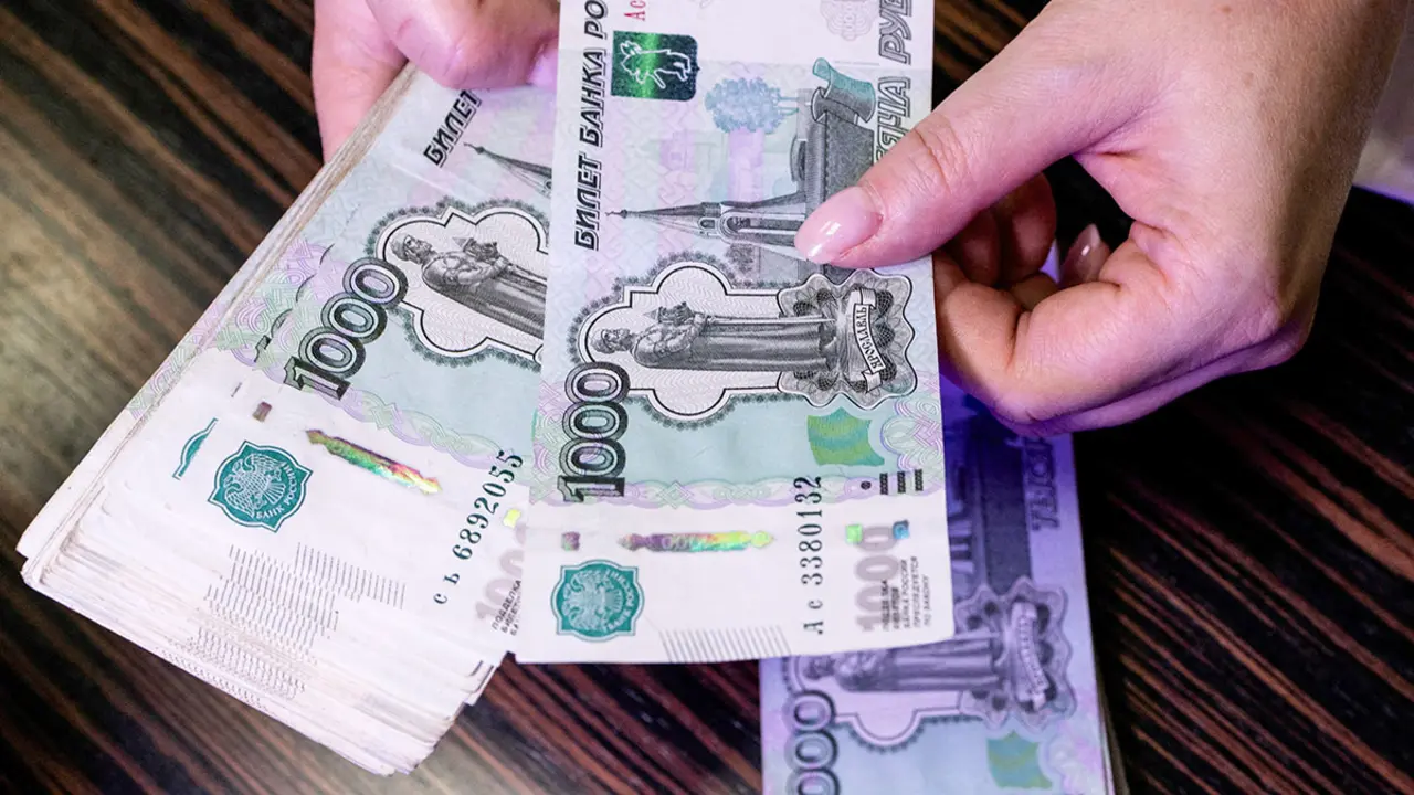 <p>Billetes de 1000 rublos rusos en una oficina bancaria en Moscú - REUTERS/ MAXIM SHEMETOV</p>
