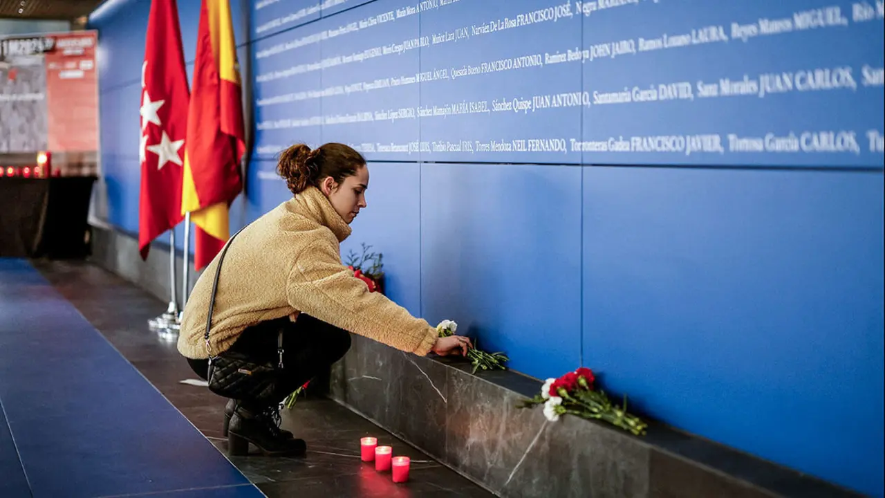 <p>Fotografía de archivo, una mujer coloca flores cerca del muro donde están escritos los nombres de las víctimas de los atentados del 11 de marzo de 2004 - REUTERS/JUAN MEDINA&nbsp;</p>
