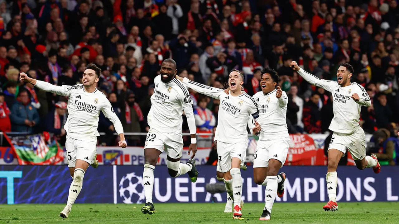 <p>Antonio Rüdiger (D) celebra con sus compañeros tras ganar la tanda de penaltis durante el partido de vuelta de los octavos de final de la UEFA Champions League entre el Club Atlético de Madrid y el Real Madrid CF en el estadio Metropolitano de Madrid el 12 de marzo de 2025 - REUTERS/JUAN MEDINA&nbsp;</p>
