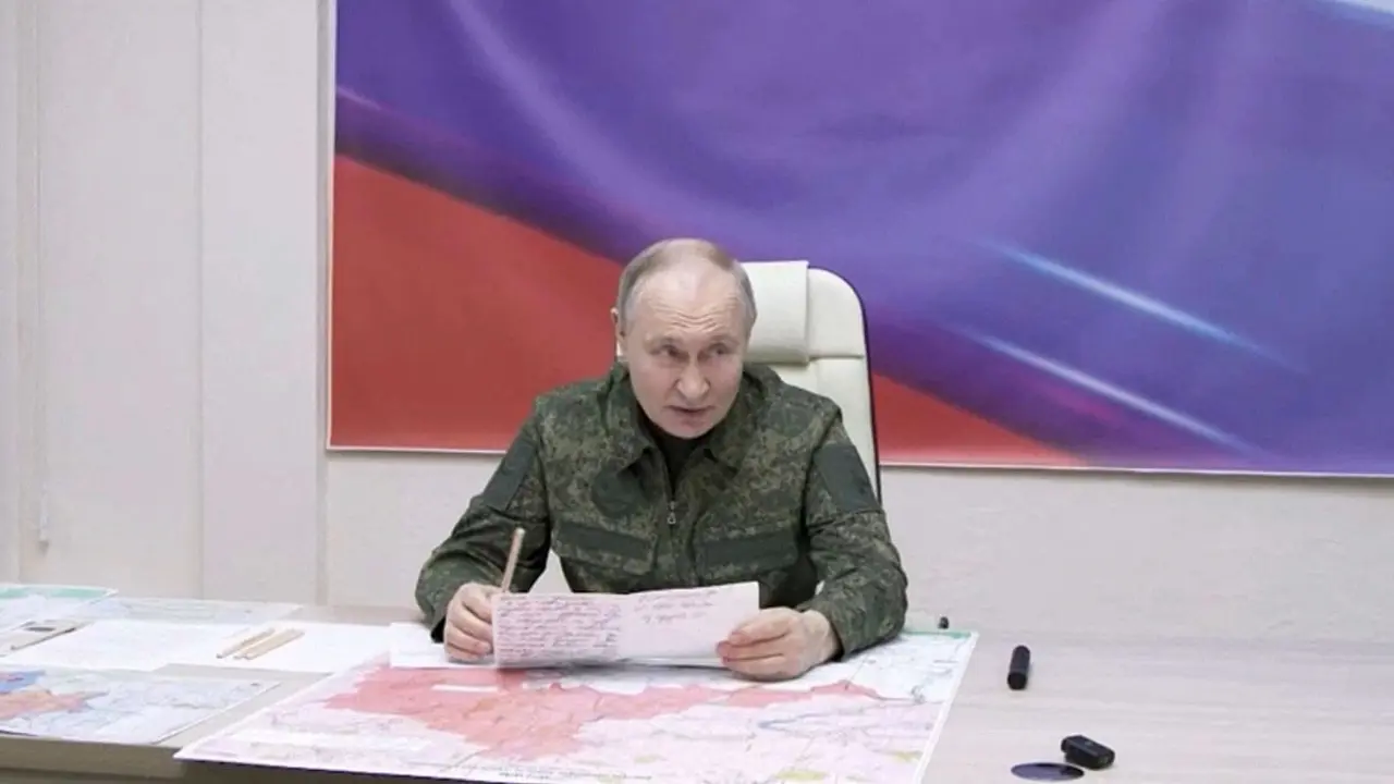 El presidente ruso, Vladimir Putin, visita un centro de mando de las fuerzas armadas rusas durante el conflicto ruso-ucraniano en la región de Kursk, Rusia, el 12 de marzo de 2025 - PHOTO/ Reuters TV vía REUTERS