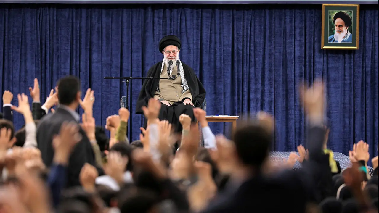 El líder supremo de Irán, el ayatolá Ali Jamenei, en una reunión con estudiantes iraníes en Teherán, Irán, 12 de marzo de 2025 - PHOTO/Oficina del Líder Supremo iraní/WANA (Agencia de Noticias de Asia Occidental) vía REUTERS