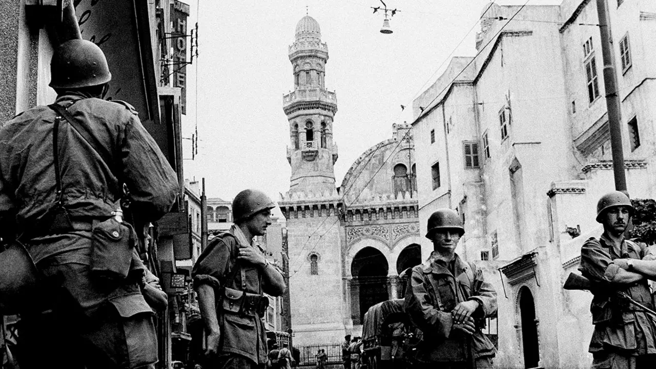 <p>En esta foto de archivo del 27 de mayo de 1956, las tropas francesas acordonan la famosa alcazaba de Argel - PHOTO/AP&nbsp;</p>
