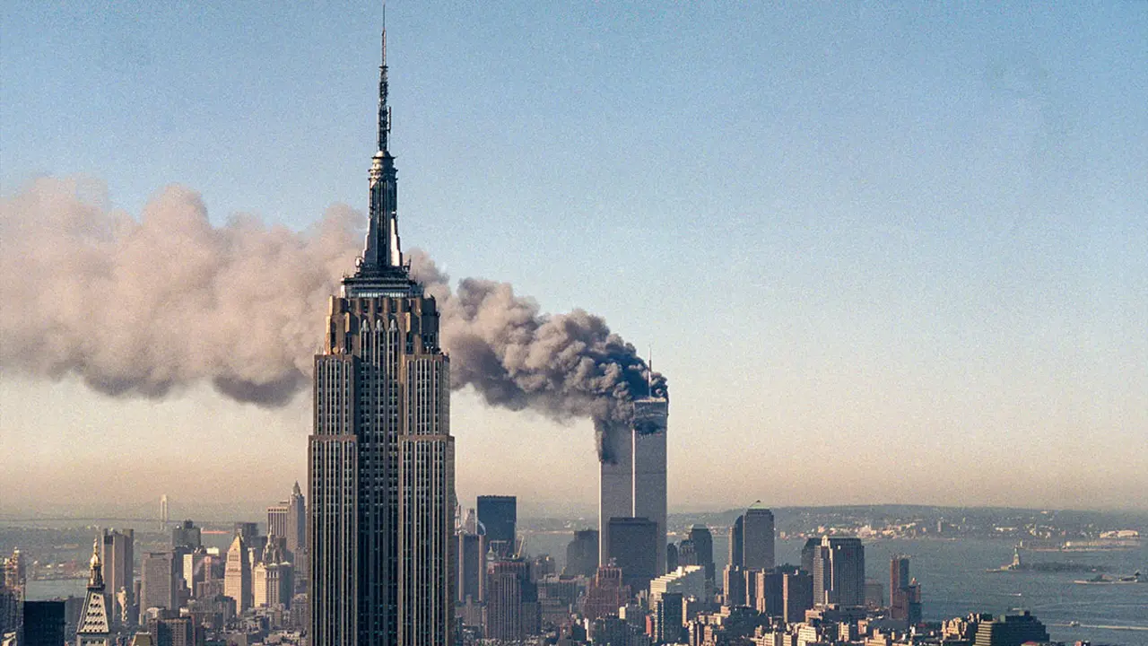 Las torres gemelas del World Trade Center arden detrás del Empire State Building, el martes 11 de septiembre de 2001, en Nueva York - AP/ MARTY LEDERHANDIER