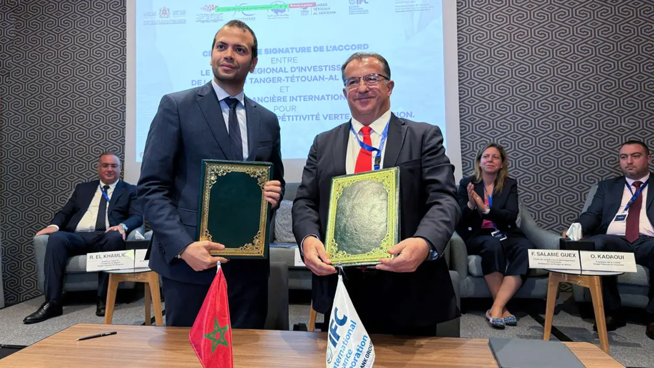 Yassine Tazi, director general del CRITTA (izqda.) y David Tinel, representante de la CFI, posan tras la firma del acuerdo - PHOTO/ARCHIVO