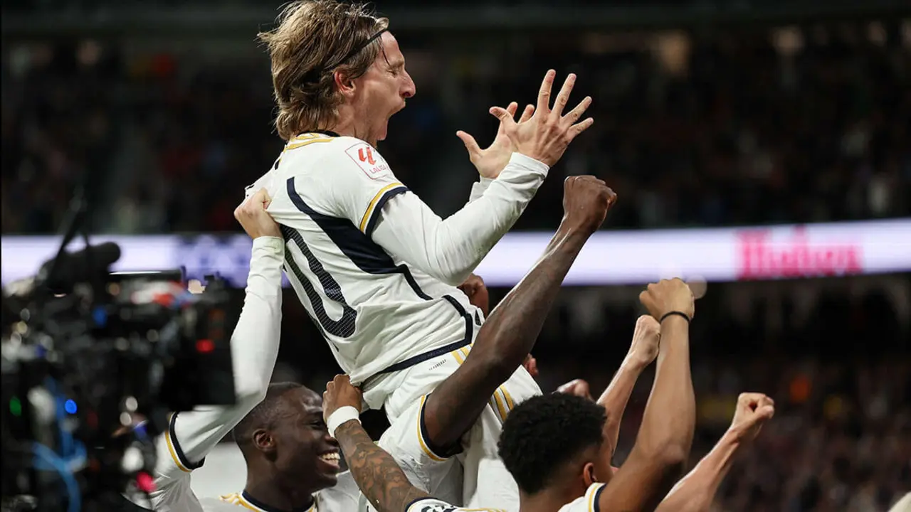 Luka Modric del Real Madrid celebra su primer gol con sus compañeros en el partido Real Madrid vs Sevilla el 25 de febrero de 2025 - REUTERS/ VIOLETA SANTOS MOURA