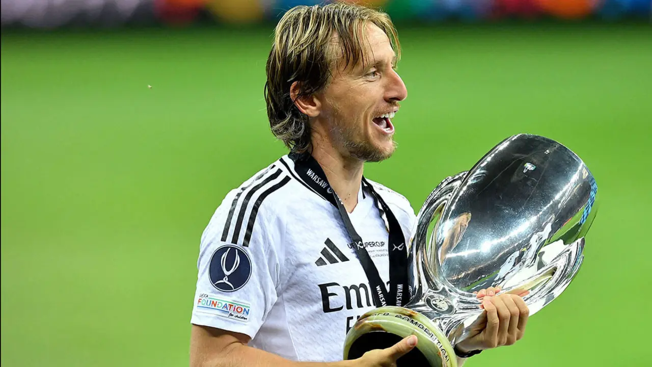 Luka Modric del Real Madrid celebra tras ganar la Supercopa, 14 de agosto de 2024 - REUTERS/JENNIFER LORENZINI