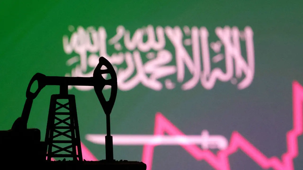 Bandera de Arabia Saudí, un gráfico bursátil y una miniatura de un gato de bomba de petróleo - REUTERS/ DADO RUVIC